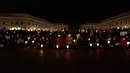 Orang-orang yang percaya memegang lilin saat berdoa untuk perdamaian Ukraina di Lapangan Santo Petrus, Vatikan, 2 Maret 2022. (Tiziana FABI/AFP)