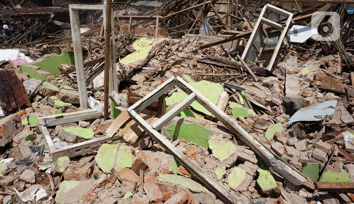 Reruntuhan rumah terdampak gempa di Dusun Krajan, Majangtengah, Dampit, Kabupaten Malang, Minggu (11/4/2021). Sejumlah rumah yang rusak berat terpaksa dirobohkan untuk meminimalisir adanya korban jika terjadi gempa susulan. (merdeka.com/Nanda F. Ibrahim)