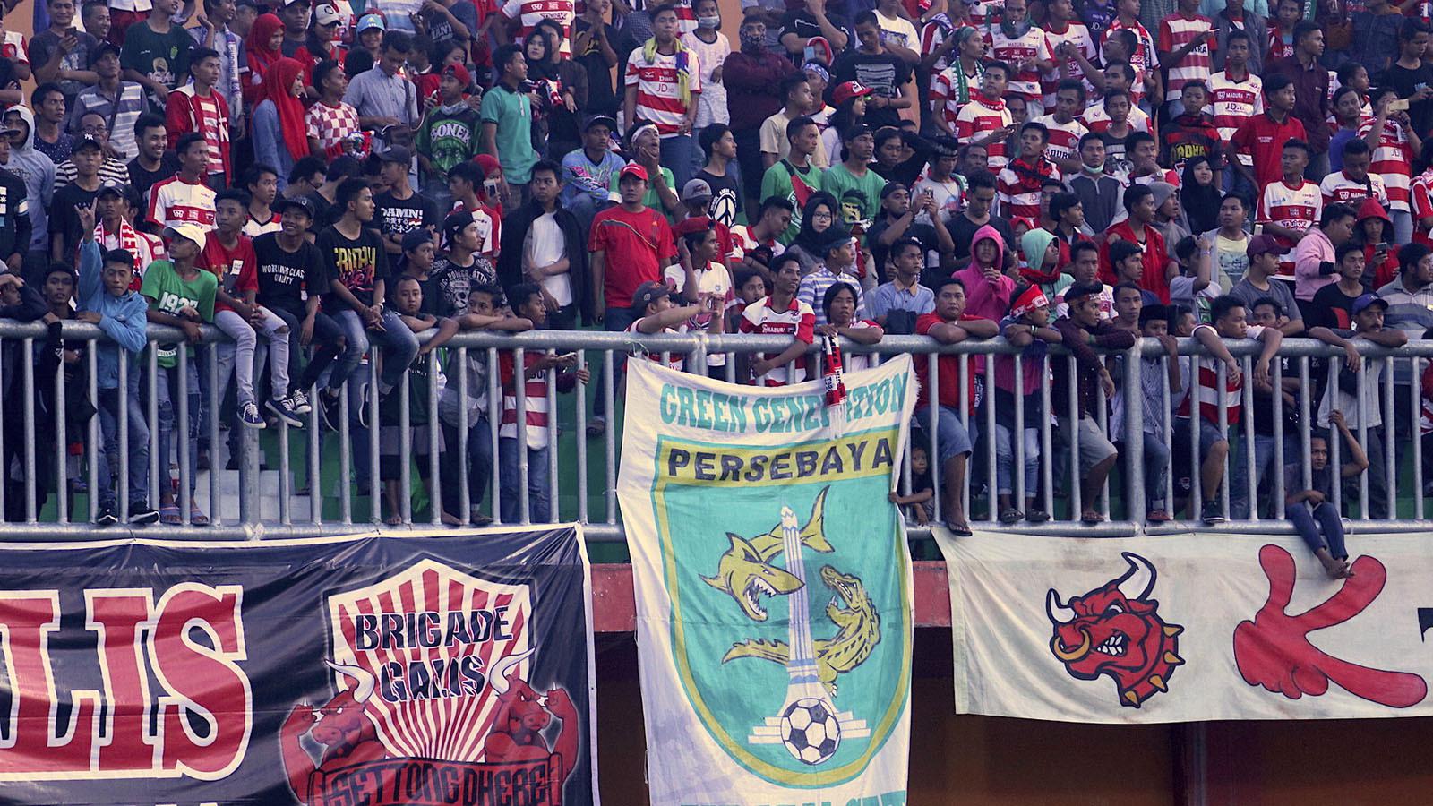 Kelompok suporter Madura United, K-Conk Mania. (Bola.com/Aditya Wany)