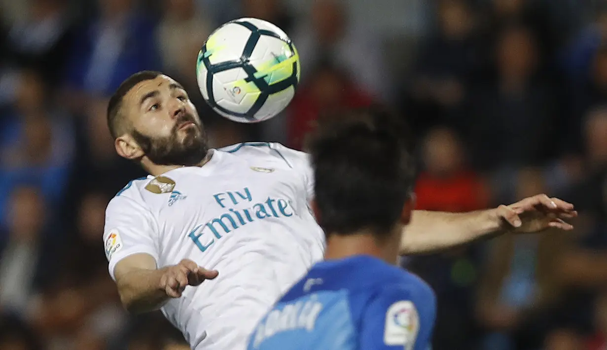Pemain Real Madrid, Karim Benzema melakukan kontrol bola saat duel dengan pemain Malaga pada lanjutan La Liga Santander di Rosaleda stadium, Malaga, (15/4/2018). Madrid menang 2-1. (AP/Miguel Morenatti)