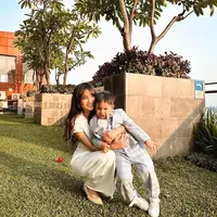 Fuji baru saja mengunggah beberapa potret terbarunya, berpose bersama Gala, sang keponakan. [Foto: Instagram/fuji_an]