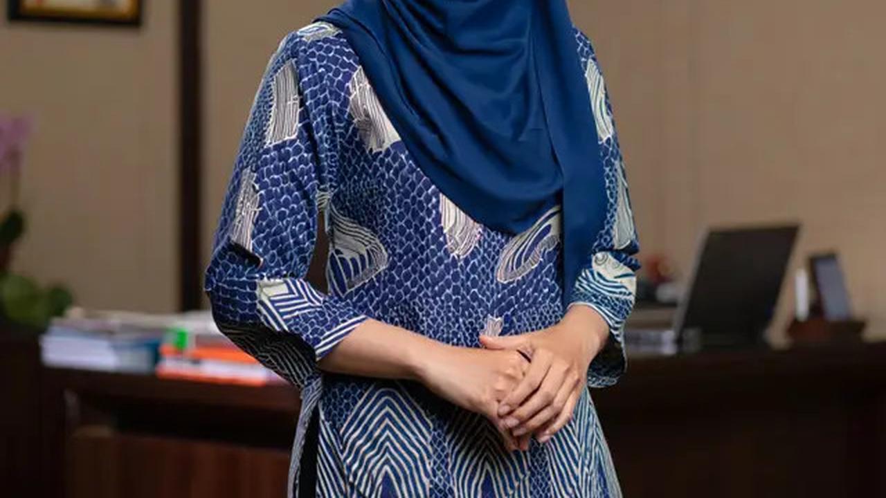 12 Model Baju Batik Tunik Kantor 2025 yang Bikin Gaya Formal Jadi Terlihat Lebih Trendy