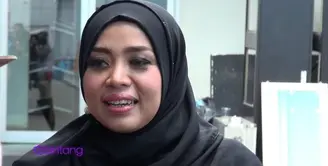 Setelah resmi bercerai dari pedangdut Nassar, Muzdalifah nampaknya sudah memiliki kekasih hati yang baru. Tidak merasa trauma dalam memulai hubungan, Muzdalifah terlihat berbunga-bunga saat ini.