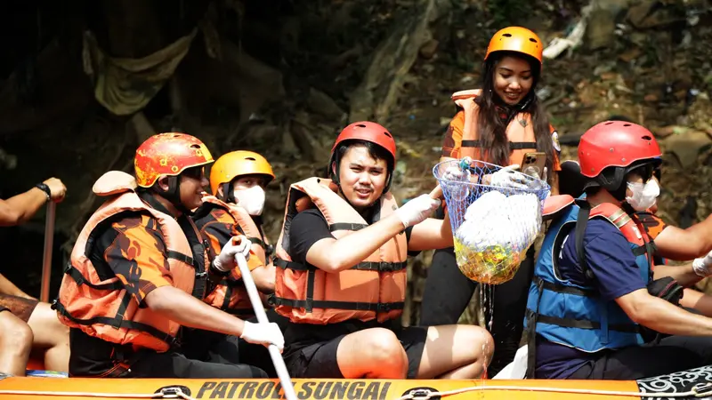 Bidang Lingkungan Hidup Budaya dan Pariwisata (BLHBP) Satuan Pelajar dan Mahasiswa Pemuda Pancasila (Sapma PP) berkolaborasi dengan Arya Giri Indonesia, dengan kembali menggelar kegiatan pembersihan sampah di Sungai Ciliwung pada Minggu (21/7/2024) (Istim