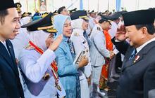 VIDEO: Kejutan Prabowo Hormat ke Gubernur Jatim Khofifah Usai Lantik Kepala Daerah di Istana Negara