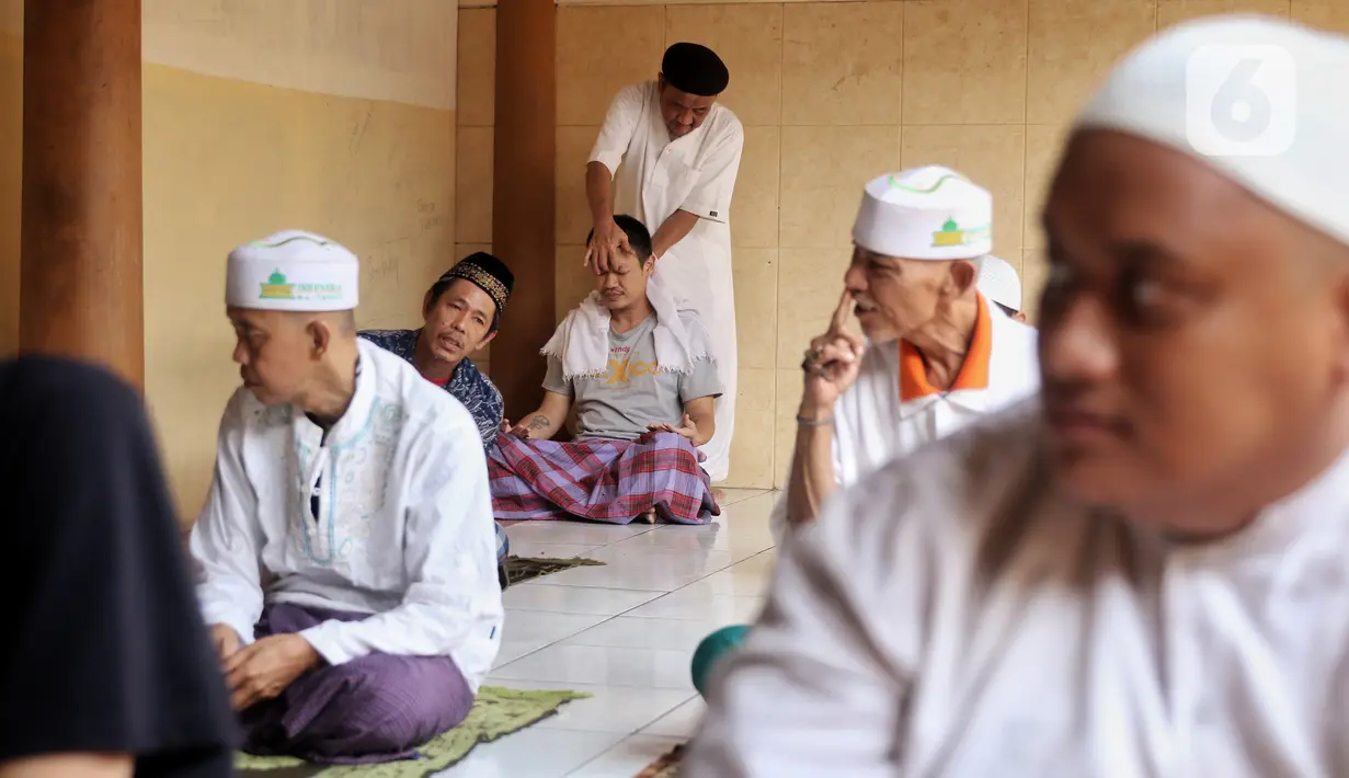Penyembuhannya pun terlihat sederhana, dengan kedua tangannya, ustad Abdul Razaq melakukan pengobatan pada santri-santri tersebut dengan bantuan doa. (Liputan6.com/Angga Yuniar)