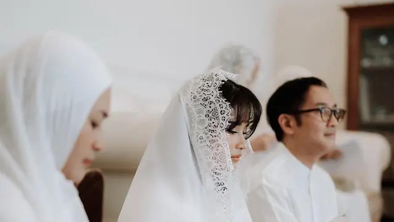 7 Foto Pengajian Jelang Pernikahan Anak Ikke Nurjanah, Kompak Menemani Bareng Aldi Bragi