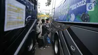 Sejumlah pemudik menaiki bus tujuan mereka saat mudik bareng gratis BUMN di kawasan Jakarta, Rabu (27/4/2022). Program mudik gratis merupakan salah satu solusi untuk mengantisipasi potensi kepadatan lalu lintas pada masa Lebaran.(Liputan6.com/Faizal Fanani)