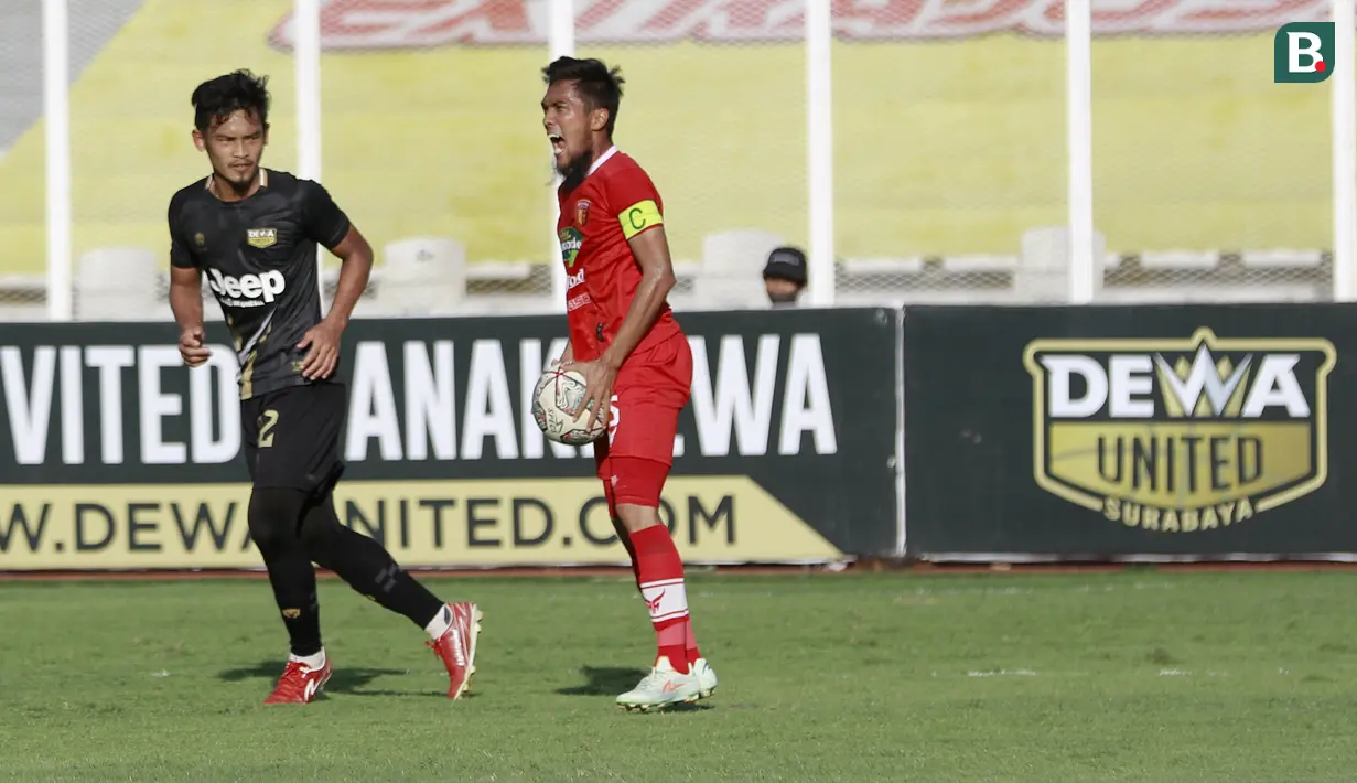 Kapten Badak Lampung, Roni Rosadi, berteriak kepada rekannya saat melawan Dewa United pada laga Liga 2 di Stadion Madya, Jakarta, Selasa (16/11/2021). (Bola.com/M iqbal Ichsan)