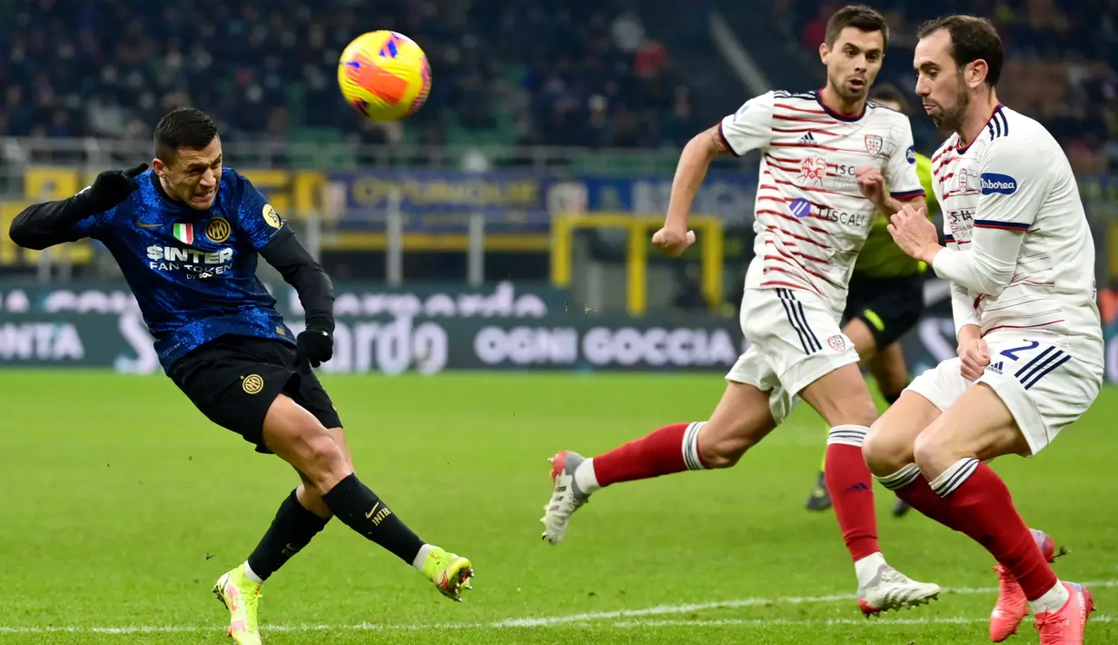 Penyerang Inter Milan Alexis Sanchez (kiri) berebut bola dengan bek Cagliari Diego Godin pada laga lanjutan Liga Italia pekan ke-17 di Guseppe Meazza, Senin dini hari WIB (13/12/2021). Inter Milan menang telak 4-0 atas tim tamu Cagliari. (Miguel MEDINA / AFP)