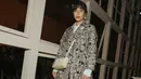 Hadir di fashion show, Dian Sastro kenakan kemeja lengan panjang di balik oversized laser cut outer. Dipadu dengan bawahan pendek dan heels [@therealdisastr]