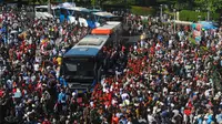 Wartawan Kecopetan Saat Abadikan Momen Prabowo-Gibran Melintasi Patung Kuda