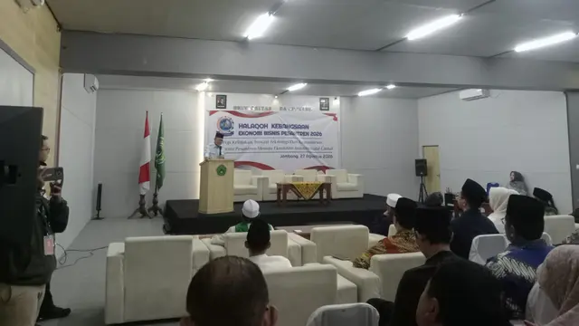 Menteri Koordinator Bidang Pangan Zulkifli Hasan (Zulhas) saat menghadiri Halaqah Kebangsaan Ekonomi Bisnis Pesantren 2026 di Aula Universitas Darul Ulum (Undar).  (Liputan6.com/Ahmad Adirin)