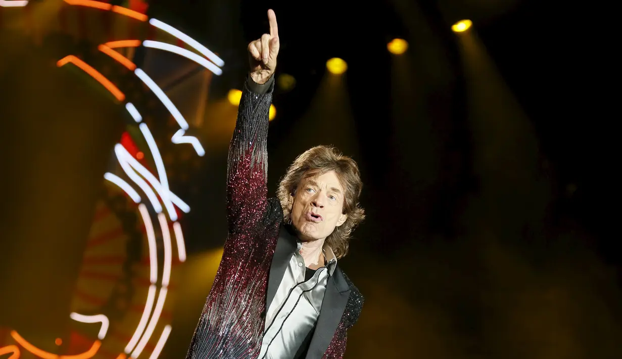 Aksi Vokalis The Rolling Stones, Mick Jagger membawakan lagu saat konser bertajuk "Amerika Latin Ole Tour" di Santiago, Chili (3/2). Fans diberikan kesempatan memilih satu lagu pada konser melalui polling online. (REUTERS/Rodrigo Garrido)