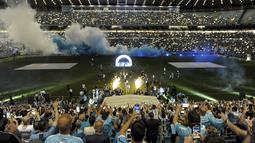 Pesepakbola Uruguay Luis Suarez diperkenalkan sebagai pemain baru Gremio dalam sesi perkenalannya kepada fans di stadion Gremio Arena, di Porto Alegre, Brasil, Rabu (4/1/2023). Striker 35 tahun itu resmi bergabung dengan Gremio dengan kontrak selama dua tahun. (AP Photo/Wesley Santos)