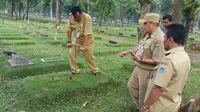 Makam fiktif di TPU Pondok Ranggon dibongkar. (Liputan6.com/Nanda Perdana)