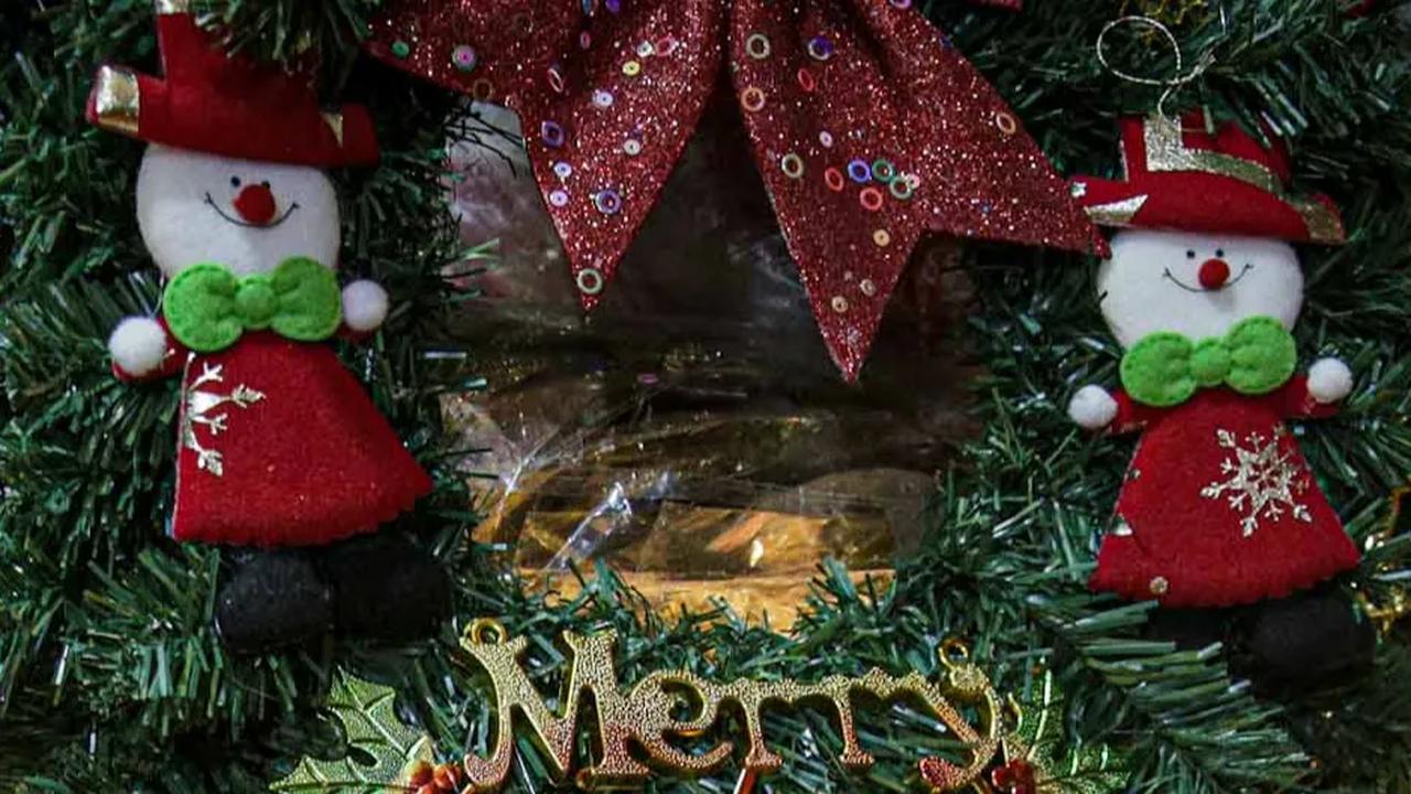 Beragam hiasan seperti pohon Natal hingga pernak-pernik kecil lainnya ada di pasar tersebut.