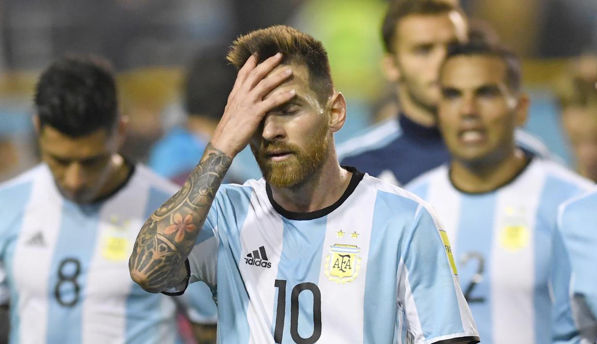 Ekspresi pemain Argentina, Lionel Messi saat timnya ditahan Peru pada laga Kualifikasi Piala Dunia 2018 di Buenos Aires, (5/10/2017). Argentina bermain imbang 0-0 lawan Peru. (AFP/Eitan Abramovich)
