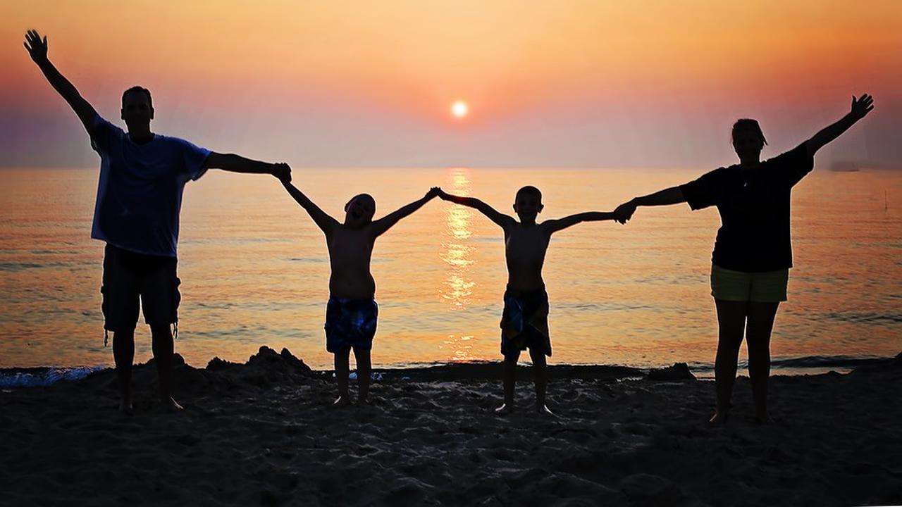 Ilustrasi liburan bersama keluarga.