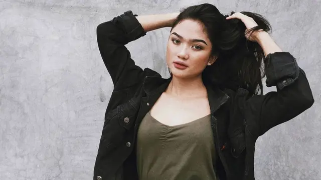 Marion Jola merupakan kontestan sebuah ajang pencarian bakat di televisi.