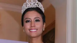 Miss Indonesia 2015, Maria Harfanti berpose  bersama trofinya saat konferensi pers di Jakarta, Senin (21/12). Sebagai satu-satunya wakil Asia di tiga besar, praktis Maria juga dinobatkan sebagai Miss World Asia 2015. (Liputan6.com/Herman Zakharia)