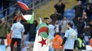 Gelandang Manchester City, Riyad Mahrez mengibarkan bendera Palestina saat merayakan timnya meraih gelar Liga Inggris usai mengalahkan Everton di stadion Etihad di Manchester, Minggu (23/5/2021). City menang besar atas Everton dengan skor 5-0. (AP Photo / Dave Thompson, Pool)