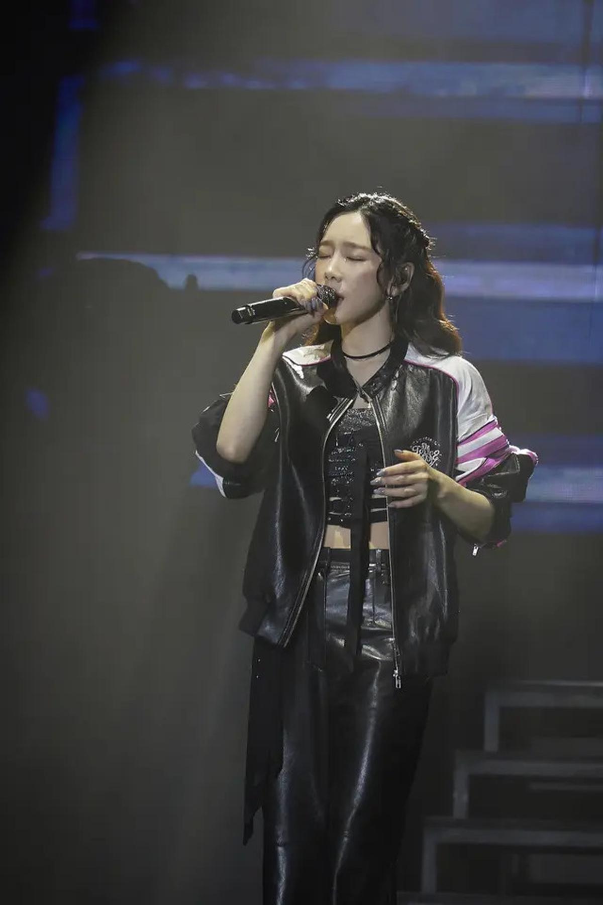 6 Potret Kostum Panggung Taeyeon di Konser The Tense di Jakarta, Menawan dalam Beragam Konsep