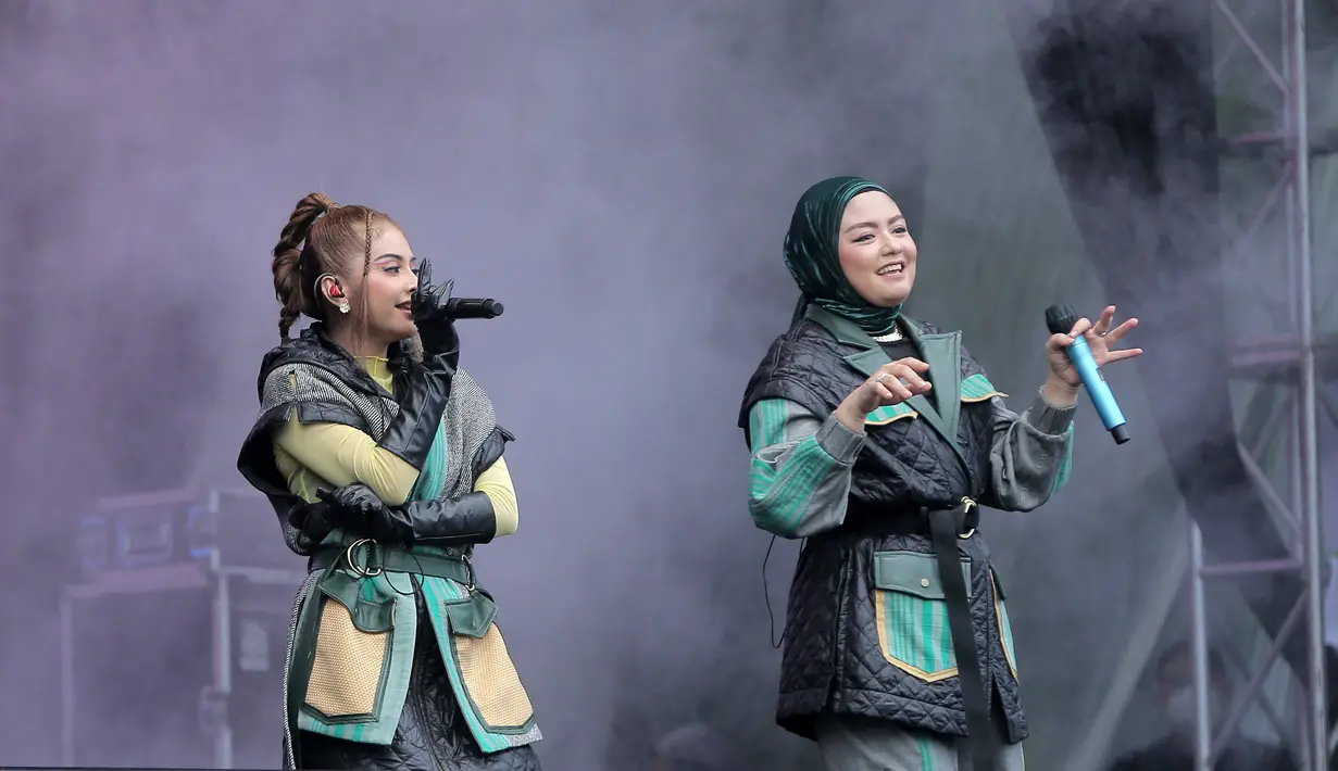 Membawakan sejumlah single hits mereka, penampilan T2 di sukses membawa nuansa nostalgia. Dengan gestur centil nan enerjik yang masih terasa, penampilan T2 di Everblast Festival 2023 mendapat antusias yang tinggi dari pengunjung. [Foto/Bambang E. Ros]
