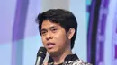 "Saya duet sama Syahrini, bawain lagu yang dulu pernah dia nyanyikan sama Anang," ucap Cakra Khan saat ditemui Bintang.com di SCTV Tower, Senayan, Jakarta Pusat, Rabu (20/4/2016). (Nurwahyunan/Bintang.com)