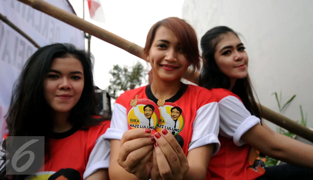Tiga orang relawan memegang pin jelang deklarasi Rumah Relawan Suka Haji Lulung di Jakarta, Rabu (30/3/2016). Deklarasi terkait majunya Abraham "Lulung" Lunggana sebagai bakal calon Gubernur DKI Jakarta pada Pilkada 2017. (Liputan6.com/Helmi Fithriansyah)
