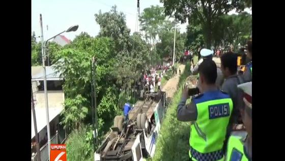 Setelah 4 Jam, Bus Kramat Djati yang Jatuh di Cicalengka Dievakuasi