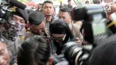 Syahrini menjadi saksi dalam sidang First Travel. Kehebohan pun terjadi ketika Syahrini akan memasuki ruang sidang.