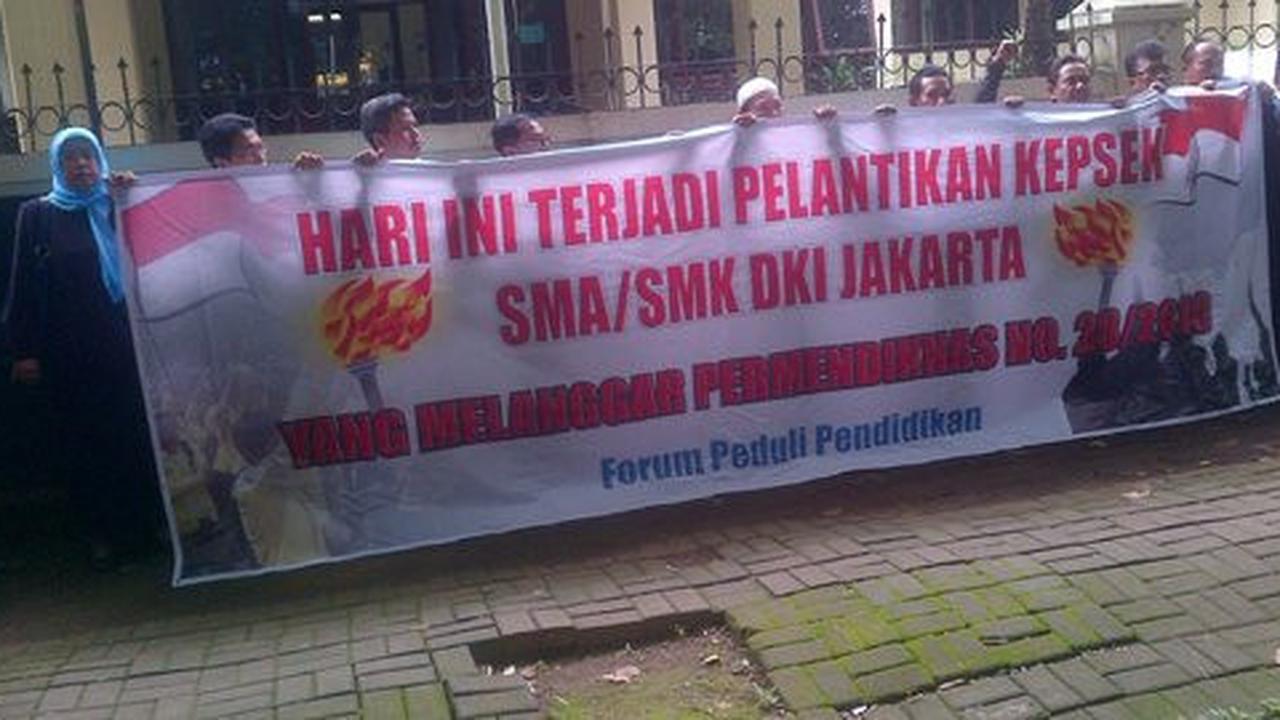 Di demo siswanya, Ibu kepsek ringan tangan akhirnya dicopot