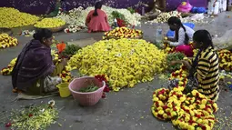 Penjual bunga menyiapkan karangan bunga di pasar grosir di Bengaluru, India, Kamis (24/9/2020). Negara berpenduduk 1,3 miliar itu diperkirakan akan menjadi negara terparah pandemi COVID-19 dalam beberapa minggu, melampaui Amerika Serikat. (AP Photo/Aijaz Rahi)