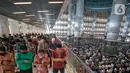 Sholat Jumat berjamaah ini meniadakan aturan jaga jarak dalam shaf sholat. (Liputan6.com/Angga Yuniar)