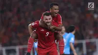 Pemain Persija, Marko Simic menggendong Ramdani Lestaluhu saat merayakan gol ke gawang Johor Darul Takzim pada lanjutan penyisihan Grup H Piala Asia 2018 di Stadion GBK, Jakarta, Selasa (10/4). Persija menang telak 4-0. (Liputan6.com/Helmi Fithriansyah)