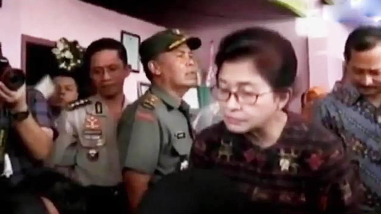 Menteri Kesehatan Nila F Moeloek 