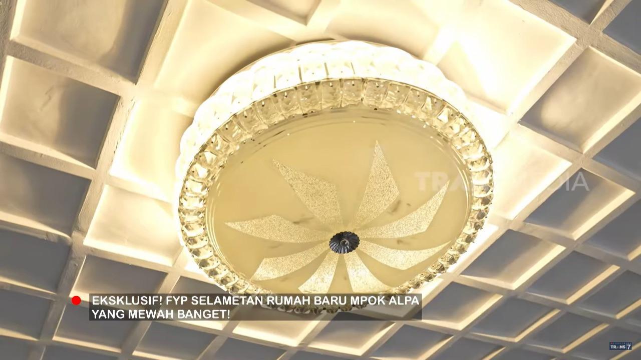 Intip Detail Rumah Baru Mpok Alpa, Desain American Classic-nya Bikin Betah!