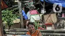 Perajin menyelesaikan pembuatan ondel-ondel di Kramat Pulo, Senen, Jakarta, Rabu (10/2/2021). Seniman atau perajin mengungkapkan pendapatan dari hasil menjual serta menyewakan ondel-ondel menurun hingga 50 persen akibat pandemi COVID-19. (merdeka.com/Iqbal S. Nugroho)