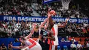 Pebasket Kanada, Melvin Ejim (kanan) berusaha mencetak poin diadang oleh pebasket Prancis, Nando De Colo pada laga Grup H Piala Dunia FIBA 2023 yang berlangsung di Indonesia Arena, Senayan, Jakarta, Jumat (25/08/2023). Kanada menang dengan skor 95-65. (Bola.com/Bagaskara Lazuardi)