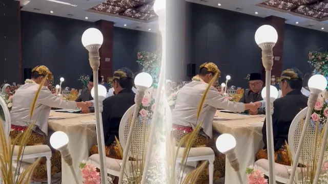 Momen ijab kabul saat seorang pengantin pria menikahi pasangannya dengan mahar tiket konser Coldplay.