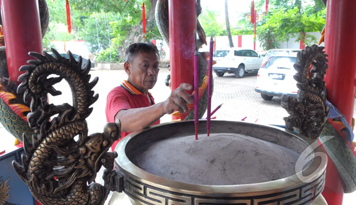 Petugas membersihkan tempat menaruh hio di Vihara Amurva Bhumi, Jakarta, Sabtu (14/02/2015). Menjelang imlek sejumlah kelenteng mulai dipercantik (Liputan6.com/Andrian M Tunay)