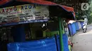 Warung-warung yang ada di Kawasan Wisata Perkampungan Budaya Betawi Setu Babakan terlihat tutup, Jakarta, Sabtu (14/3/2020). Hal ini menyusul instruksi Gubernur DKI Jakarta yang menutup sejumlah lokasi wisata selama 14 hari kedepan. (Liputan6.com/Helmi Fithriansyah)