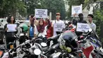 Koalisi Pejalan Kaki membawa poster saat menggelar aksi Tamasya Trotoar Kita di lokasi parkir liar sepanjang jalur pedestrian Gelora Bung Karno (GBK), Jakarta, Minggu (9/12). (Merdeka.com/Iqbal S. Nugroho)