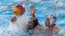 Atlet Polo Air Putra Indonesia, Ridjkie Mulia berebut bola dengan atlet Polo Air Putra Korea Selatan pada pertandingan babak semifinal putra peringkat 5 - 8 besar di Akuatik Center, Jakarta, Jumat (31/8).(Liputan6.com/Fery Pradolo)