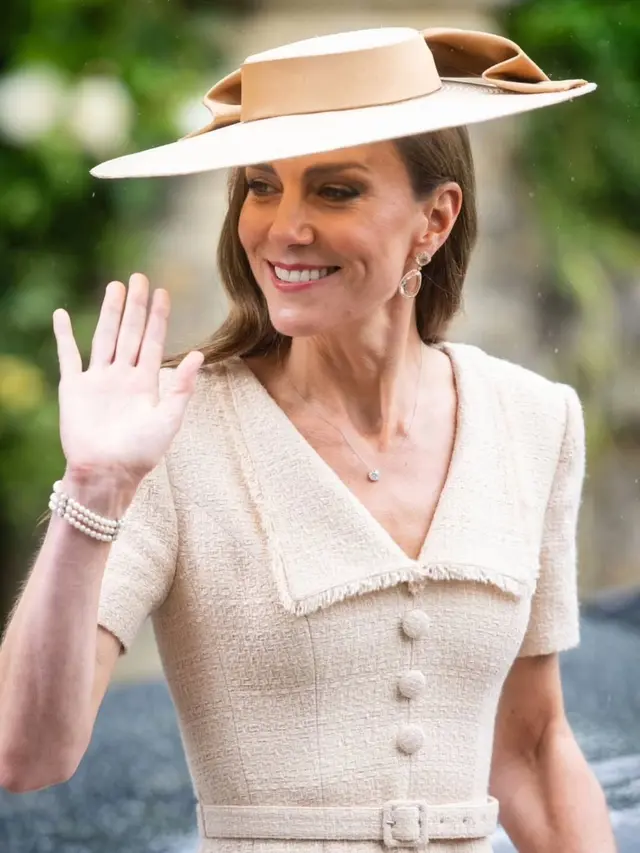 Tampil Tone Down, Kate Middleton Tetap Terlihat Anggun dengan Deretan Perhiasan Putri Diana di Pernikahan Cucu Ratu Elizabeth II