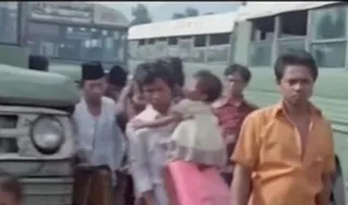 Tak hanya itu, gaya berpakaian masyarakatnya pun khas dengan gaya tahun 80-an.