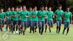 Sejumlah pemain berlari jelang latihan seleksi masuk Timnas Indonesia U-19 di Lapangan Atang Sutresna, Jakarta, Kamis (6/4). 14 pemain yang pernah berlaga di luar negeri mengikuti seleksi masuk Timnas Indonesia U-19. (Liputan6.com/Helmi Fithriansyah)