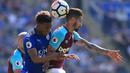 Duel pemain Leicester City, Demarai Gray (kiri) dan pemain West Ham United, Manuel Lanzini pada lanjutan Premier League di King Power Stadium, Leicester, (5/5/2018).  West Ham menang 2-0. (AFP/Lindsey Parnaby)