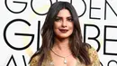 Senyum bintang Bollywood Priyanka Chopra di karpet merah ajang Golden Globe 2017 di California, Minggu (8/1). Aktris berusia 34 tahun itu dipercaya untuk menjadi salah satu presenter Golden Globe 2017. (Frazer Harrison/GETTY IMAGES NORTH AMERICA/AFP)